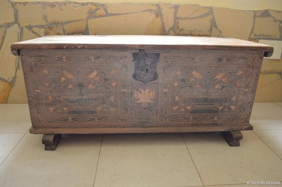 BAUL DE CASTAÑO Y MARQUETERIA-57X130X50 -004-004