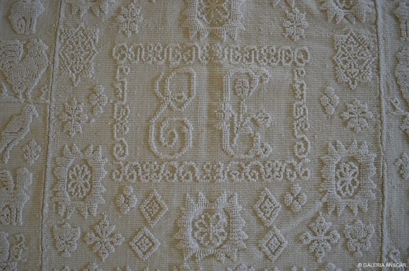 COLCHA DE LINO 211X183-ESCUDO E INCIALES - 60 AÑ0S APROX.-001